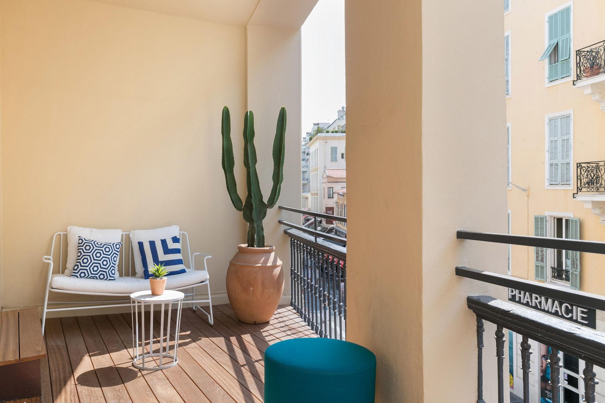 The Deck By Happyculture Hotel